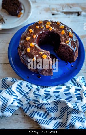 Gâteau au chocolat avec sucre de noix de coco et glaçage au chocolat à l'orange Banque D'Images