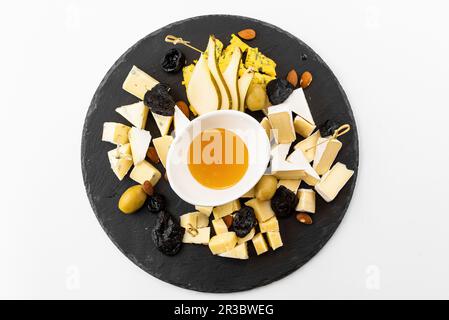 Variété de fromages en tranches avec miel Banque D'Images