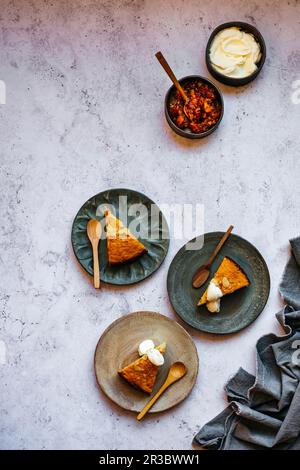 Tranches de gâteau à la marmelade et à la ricotta avec yaourt Banque D'Images