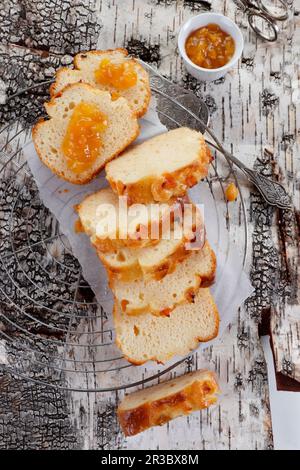 Gâteau au yaourt avec confiture de pêche Banque D'Images