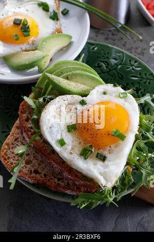 Œuf frit en forme de cœur sur un sandwich Banque D'Images