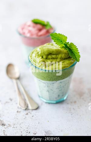 Pudding au cococotier avec matcha et hibiscus belle crème (vegan) Banque D'Images