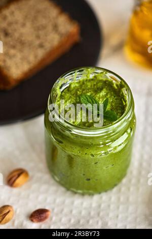 Basilic maison et pesto à l'arugula dans un pot Banque D'Images