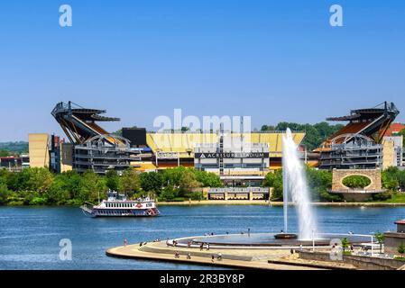 Pittsburgh, PA, Etats-Unis- 21 mai 2023 : le bateau de croisière Princess passe entre le stade d'Acrisure, stade des Steelers de Pittsburgh, et le point Stat Banque D'Images