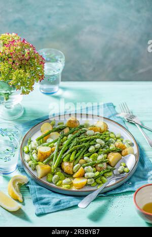 Asperges, grandes haricots et salade de pommes de terre avec huile d'olive et citron Banque D'Images