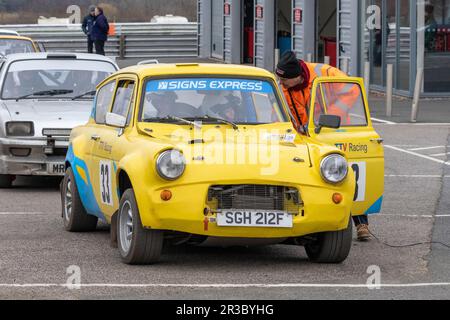 John Coolisidge dans son Ford Anglia 105E 1967 avec le point de contrôle marshal pendant le Snetterton Stage Rally 2023, Norfolk, Royaume-Uni. Banque D'Images