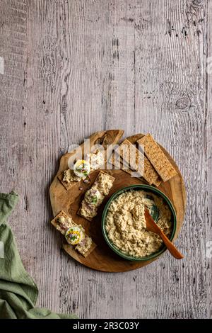 Sout African Smoked Snoek Pate servi avec du pain croustillant et des œufs durs Banque D'Images