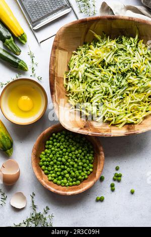 Ingrédients de courgette et de fritter de pois Banque D'Images