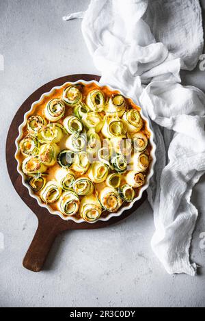 Petits pains de courgettes à la ricotta, au citron et à la sauce tomate Banque D'Images