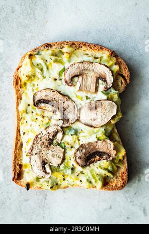 Tarte de flambée aux champignons Banque D'Images