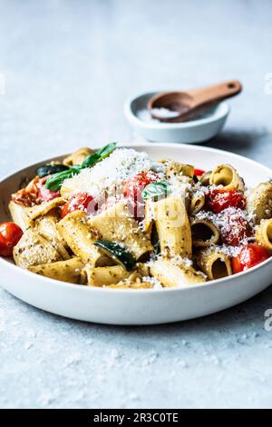 Pâtes avec pesto, tomates et courgettes Banque D'Images