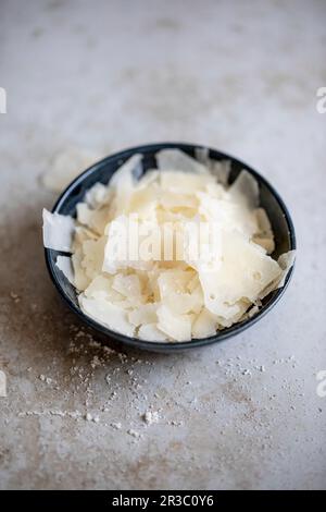 Parmesan fraîchement rasé dans un petit bol Banque D'Images