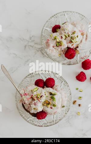 Crème glacée à la framboise et au pistache Banque D'Images