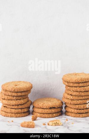 Des piles de biscuits aux flocons d'avoine sur une surface en marbre Banque D'Images