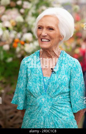 Londres, Royaume-Uni. 23rd mai 2023. Mary Berry, présentatrice à la télévision, porte une robe turquoise à fronces au RHS Chelsea Flower Show. Credit: Anna Watson/Alay Live News Banque D'Images