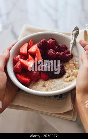 Bouillie saine avec fruits dans un bol Banque D'Images