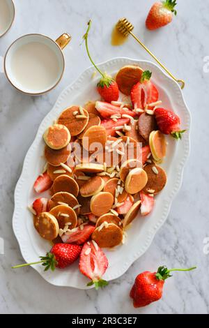 Mini crêpes aux fraises et au sirop d'érable Banque D'Images