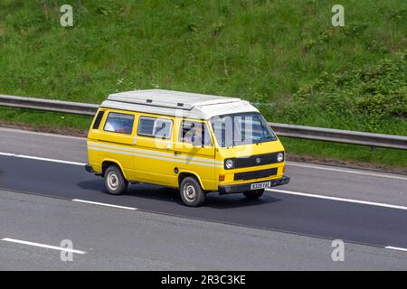 1985 80 quatre-vingt jaune VW VOLKSWAGEN Caravelle 78PS campervan; voyageant sur l'autoroute M61 Royaume-Uni Banque D'Images