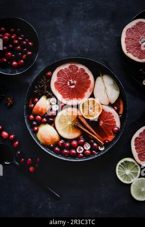 Punch de Noël à la canneberge, à la pomme, à la cannelle, à l'orange et au pamplemousse Banque D'Images