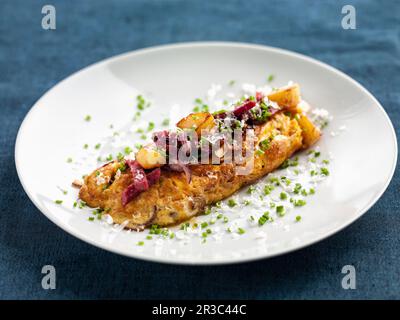 Omelette de fermier avec pommes de terre frites, oignons et bacon Banque D'Images