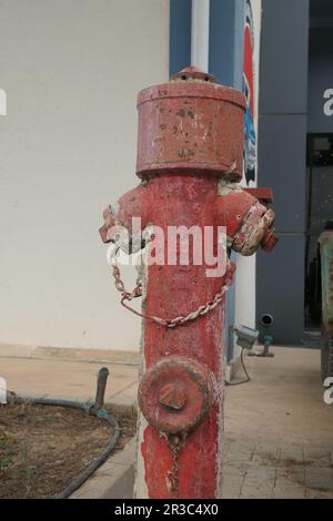 Ancien hydratant rouge rouillé devant le bâtiment Banque D'Images