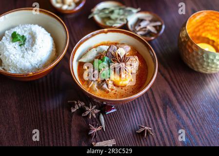 Curry de massaman thaïlandais avec agneau Banque D'Images