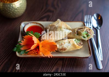 Rouleaux de printemps thaïlandais à la sauce Chili Banque D'Images