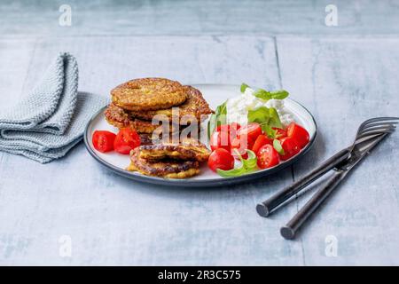 Crêpes de légumes avec tomates et fromage à la crème granuleux Banque D'Images