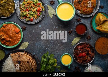 Buffet de nourriture ethnique indienne sur table en béton Banque D'Images
