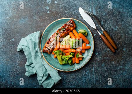 Filet de saumon grillé à la sauce teriyaki avec carottes et brocoli aux légumes rôtis Banque D'Images