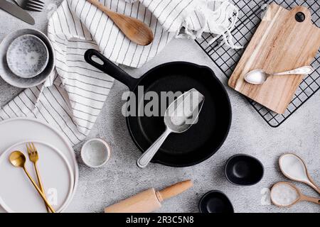 Poêle, assiette, petits bols, couverts et serviette en lin Banque D'Images