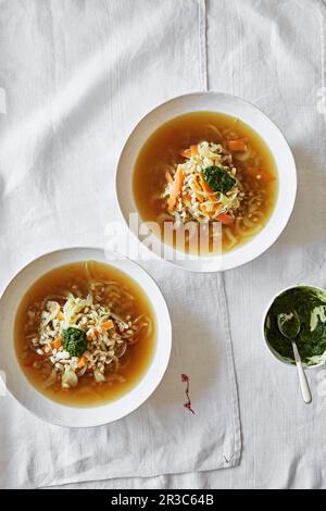 Soupe de minestrone d'orge avec pesto Banque D'Images