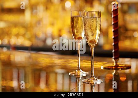 Deux cocktails au champagne avec des cubes de sucre Banque D'Images