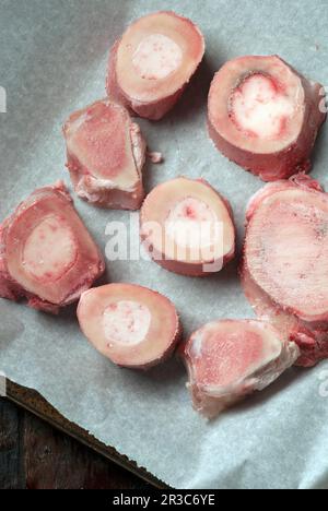 Os de moelle de boeuf cru Banque D'Images