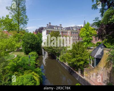 La rivière EEM dans la ville néerlandaise d'Amersfoort de Monnikendam, la porte d'eau est dans le mur de la ville, pays-Bas, Europe. Banque D'Images