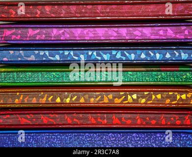 Arrière-plan texturé avec les livres de couverture colorés pour enfants. Livres avec contes de fées. Empilage de livres. Banque D'Images