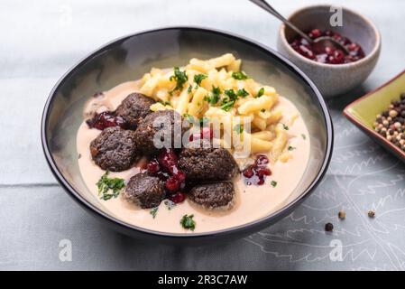 Boulettes de viande vegan faites de lentilles aux canneberges et au spaetzle Banque D'Images