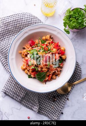 Riz végétarien frit aux légumes avec pois chiches et épinards Banque D'Images