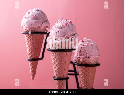Crème glacée à la noix de coco et à la fraise vegan dans des cornets de gaufres Banque D'Images