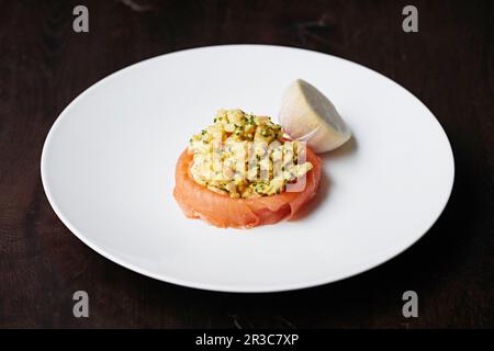 Œufs brouillés avec ciboulette et saumon fumé Banque D'Images