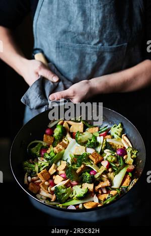 Sauté avec tofu, brocoli et champignons (Asie) Banque D'Images