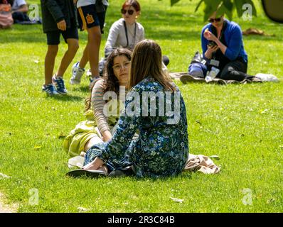 Londres, Royaume-Uni. 23rd mai 2023. Les visiteurs de la météo du Royaume-Uni profitent du soleil dans les parcs de Londres crédit: Ian Davidson/Alay Live News Banque D'Images