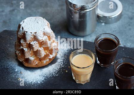 Pandoro (gâteau de Noël italien), avec sucre glace Banque D'Images