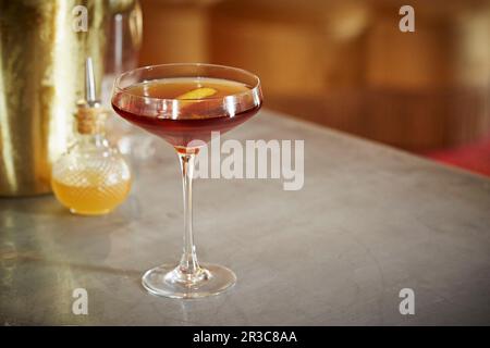 Un élégant cocktail dans un verre de martini Banque D'Images