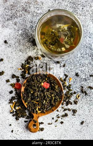 Feuilles de thé sencha vert avec morceaux de mangue Banque D'Images