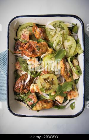 Fleurs de courgettes farcies aux tomates vertes et salade de roquette Banque D'Images