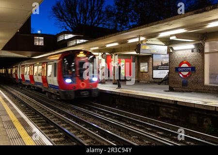 Métro ligne S8 à Eastcote Banque D'Images