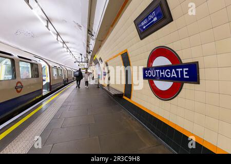 Southgate Piccadilly Line Platform Banque D'Images