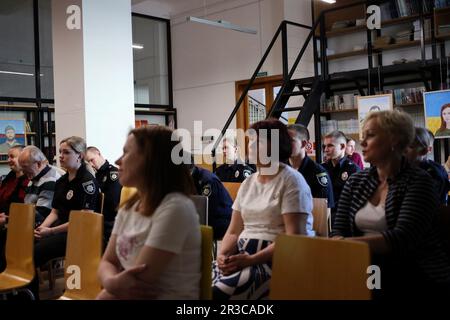 Le public est vu à l'écoute de la conférence à la bibliothèque scientifique universelle régionale d'Odessa. M. S. Grushevsky. La réinhumation de Taras Shevchenko a eu lieu sur 22 mai 1861, sur la colline de Chernechaya, à Kanev. Afin de se rappeler le célèbre poète ukrainien Taras Shevchenko dans la Bibliothèque scientifique universelle régionale d'Odessa. M. S. Grushevsky les lectures traditionnelles de Shevchenko ont eu lieu. Les cadets de l'Université d'Etat d'Odessa et les étudiants de l'Université nationale d'Odessa Mishnikov ont lu les poèmes de l'écrivain, les enseignants ont donné des conférences sur la vie du créateur. Banque D'Images