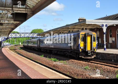 Classe 156 DMU par la plate-forme d'auvent à la gare de Dumfries, Dumfries et Galloway, Écosse, Royaume-Uni Banque D'Images